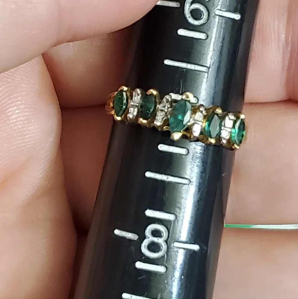 Elegant Gold and Green Stone Ring - Picture 7 of 8